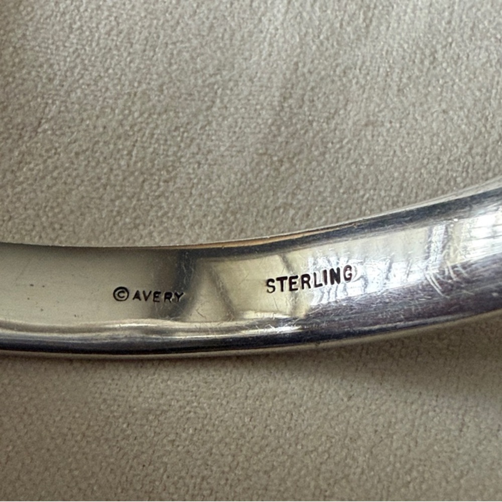 James Avery Retired Sterling Silver Whale Bangle - Picture 6 of 11